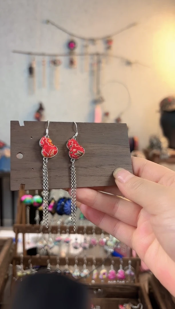 织绣彩云南阁非遗老绣饰品001