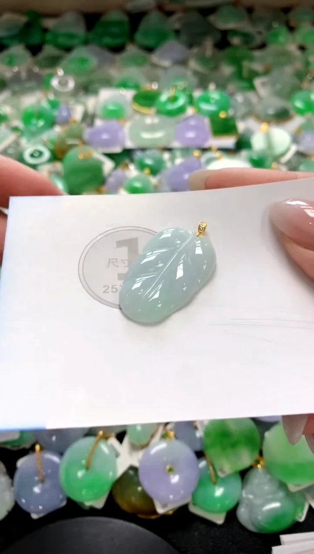 翡翠18K金镶嵌颈饰1111111111111111