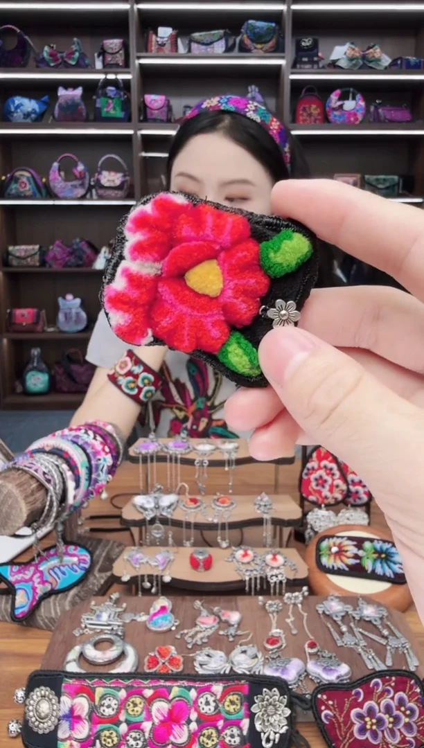 织绣7蒙阿苏苗绣传承店