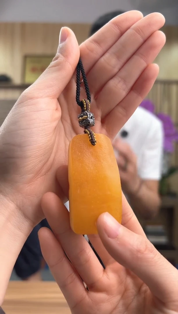 【闪购商品】蜜蜡颈饰银S925镶嵌海漂原皮蜜蜡吊坠（25克+）