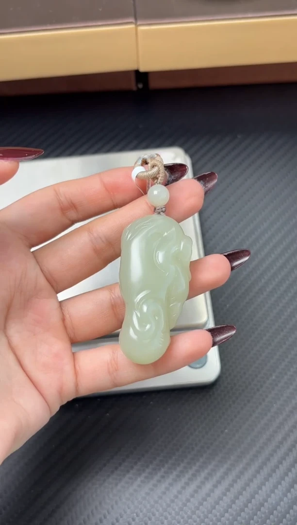 吊坠(赠链)未镶嵌和田玉且末微色差迪克兰一细吊坠