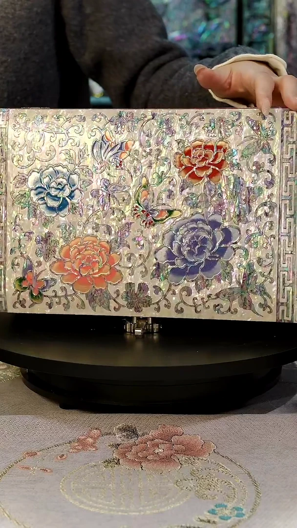 红色白底全满螺弘贝雅螺钿漆器文化馆