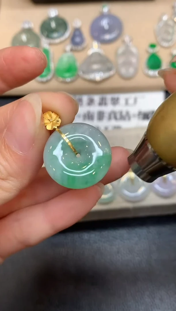 颈饰18K金镶嵌翡翠平安扣【无服务费