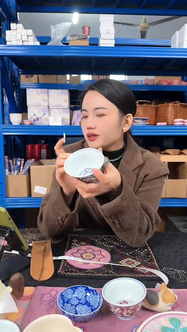 【闪购商品】月造缠枝莲釉里红压手杯