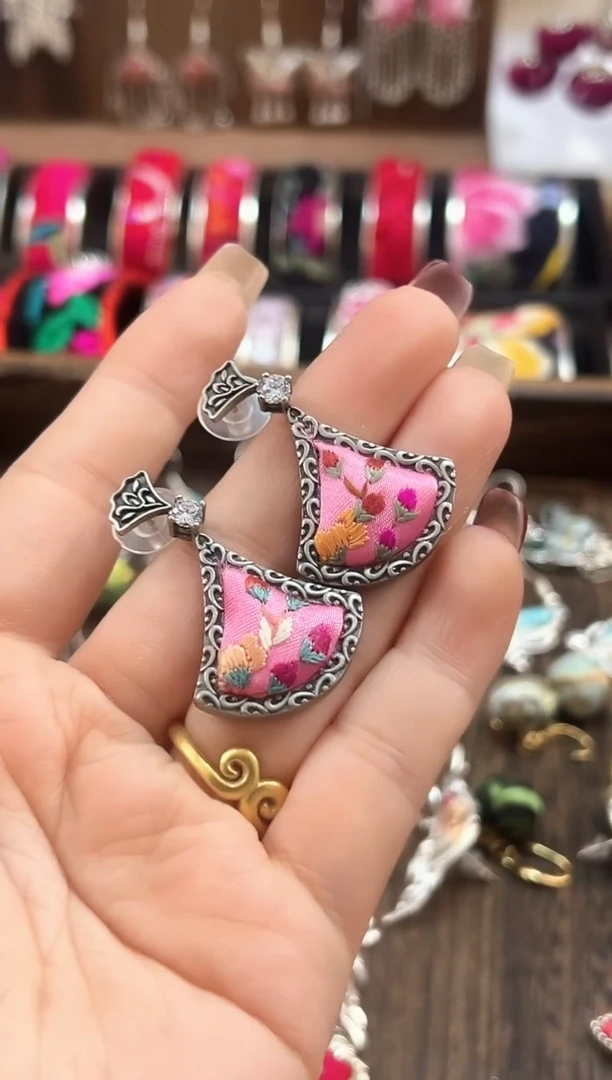 【闪购商品】织绣民族风老绣饰品106