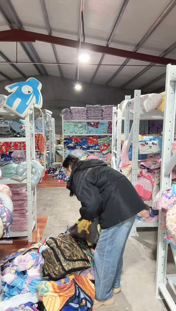 满35包邮 瑕疵  110*160左右    绒毯子