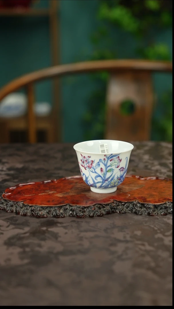 赋春寻隐 青花斗彩主人杯