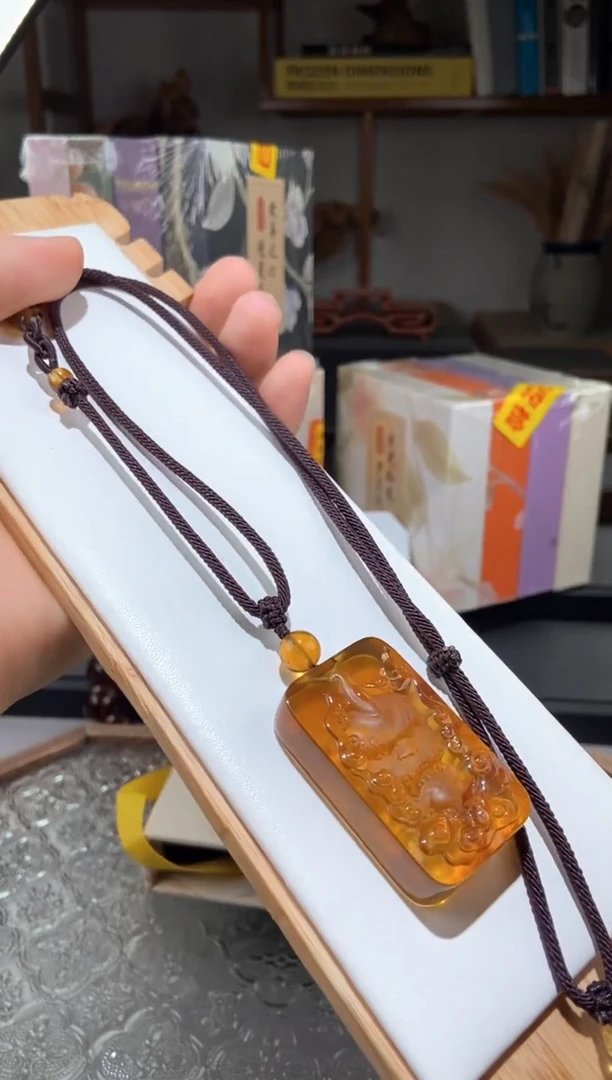 琥珀颈饰未镶嵌金棕珀貔貅方牌