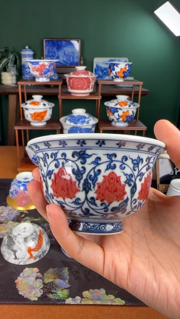 杯艺汉珍藏。 青花釉里红缠枝莲。 压手杯