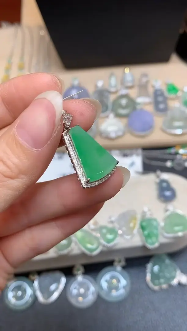 颈饰18K金镶嵌翡翠无事牌【无服务费