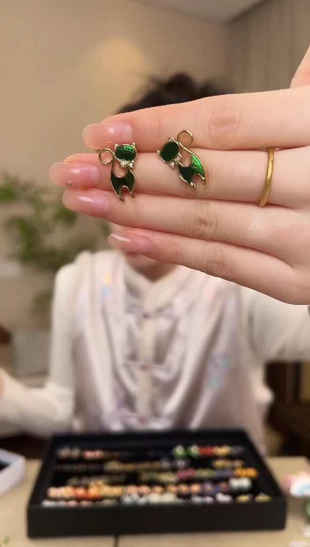 刺绣L****g小猫虫虫耳钉
