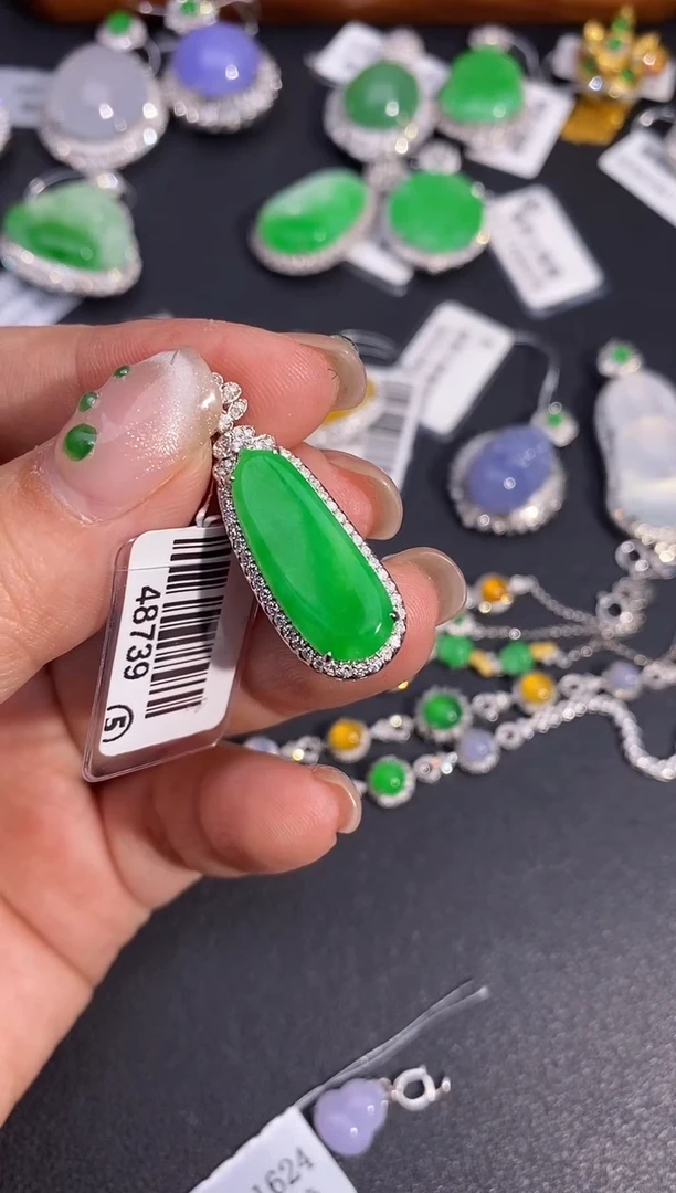 【闪购商品】翡翠吊坠(不含链)18K金镶嵌吊坠