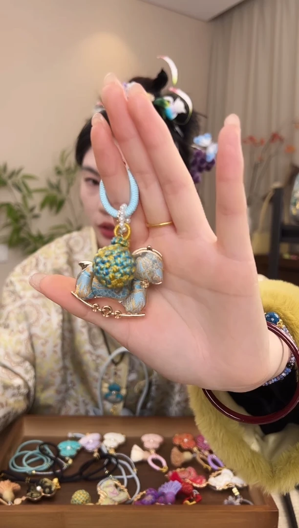 刺绣季****y蓝色小马包挂