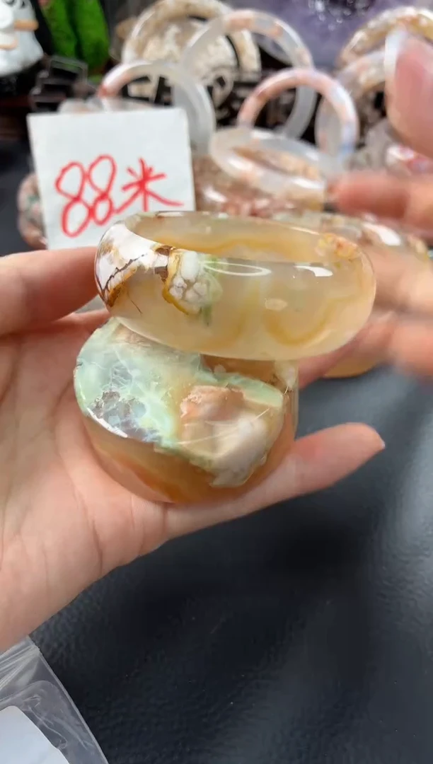 未镶嵌手镯（圆镯）石英质玉52