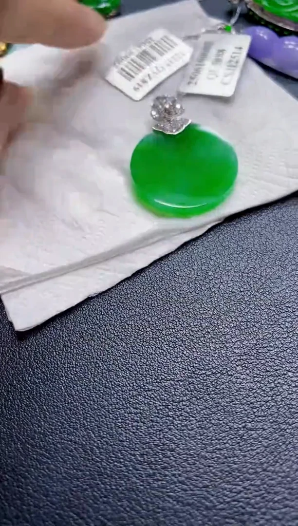 翡翠18K金镶嵌颈饰姗**迟圆牌