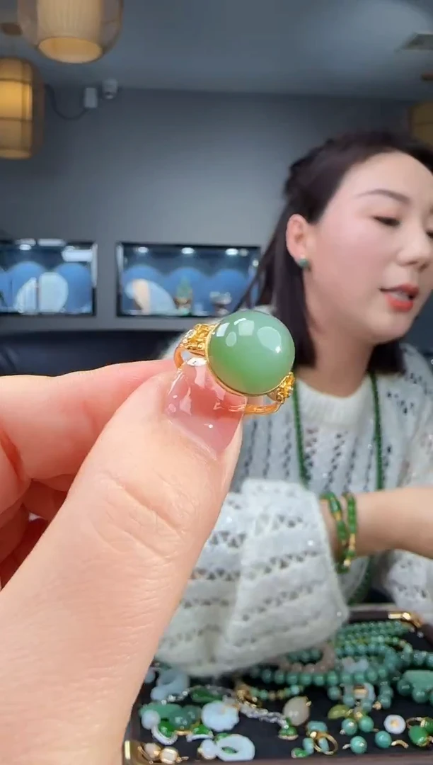 18K金镶嵌戒指和田玉1