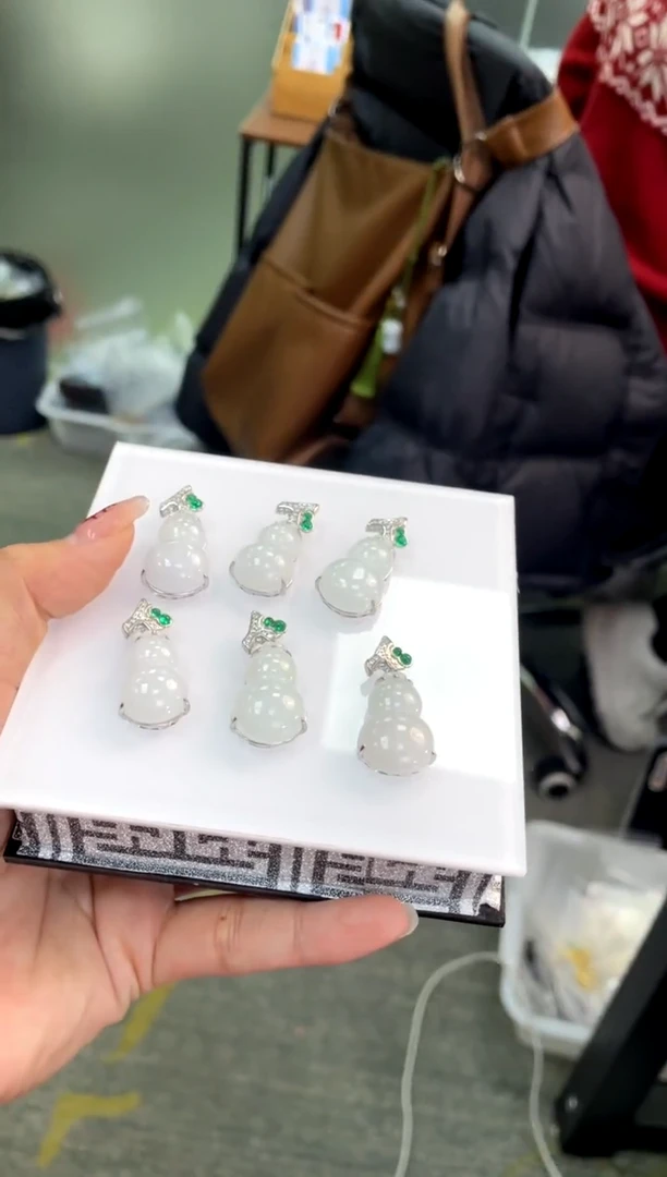 【闪购商品】翡翠吊坠(赠链)银S925镶嵌葫芦多样性发货发一件