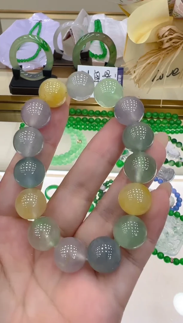 未镶嵌手串翡翠静***。定金
