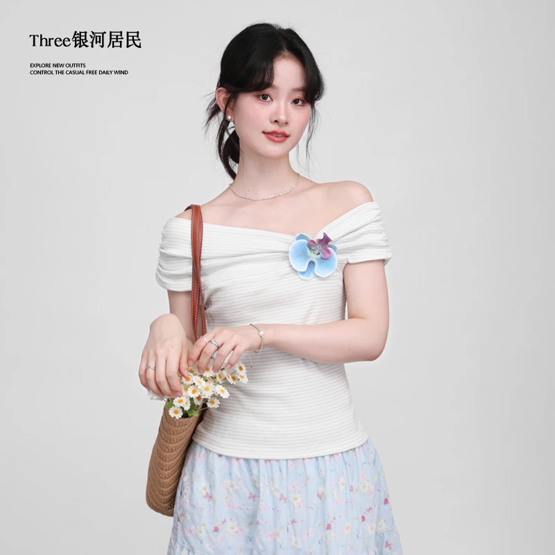 Three银河居民 设计感一字肩条纹修身上衣女2025夏露肩甜美短袖