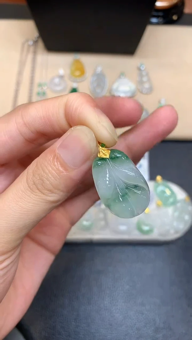 颈饰18K金镶嵌翡翠树叶【无服务费