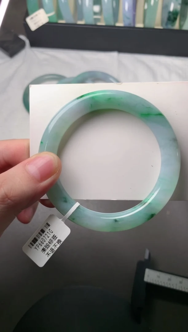 翡翠手镯（圆镯）未镶嵌56.8*10*9.9