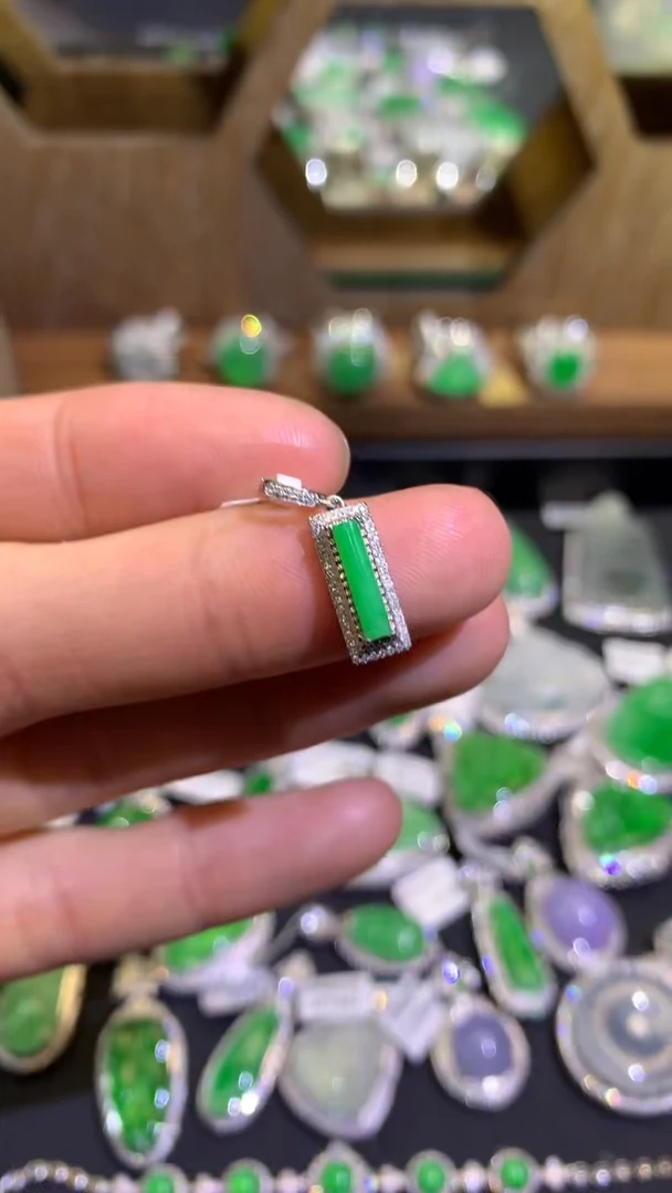 【闪购商品】翡翠吊坠(不含链)18K金镶嵌吊坠