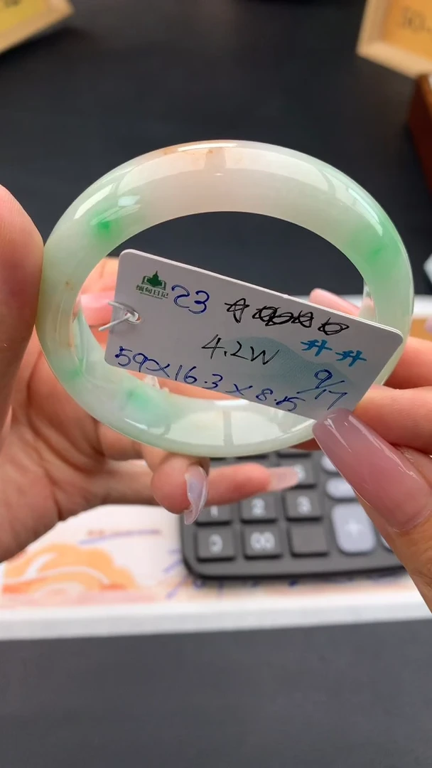 未镶嵌手镯翡翠自带#送人#，联系客服核对地址~