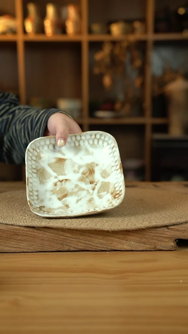 粉影系列的6英寸四方卷边碟1个