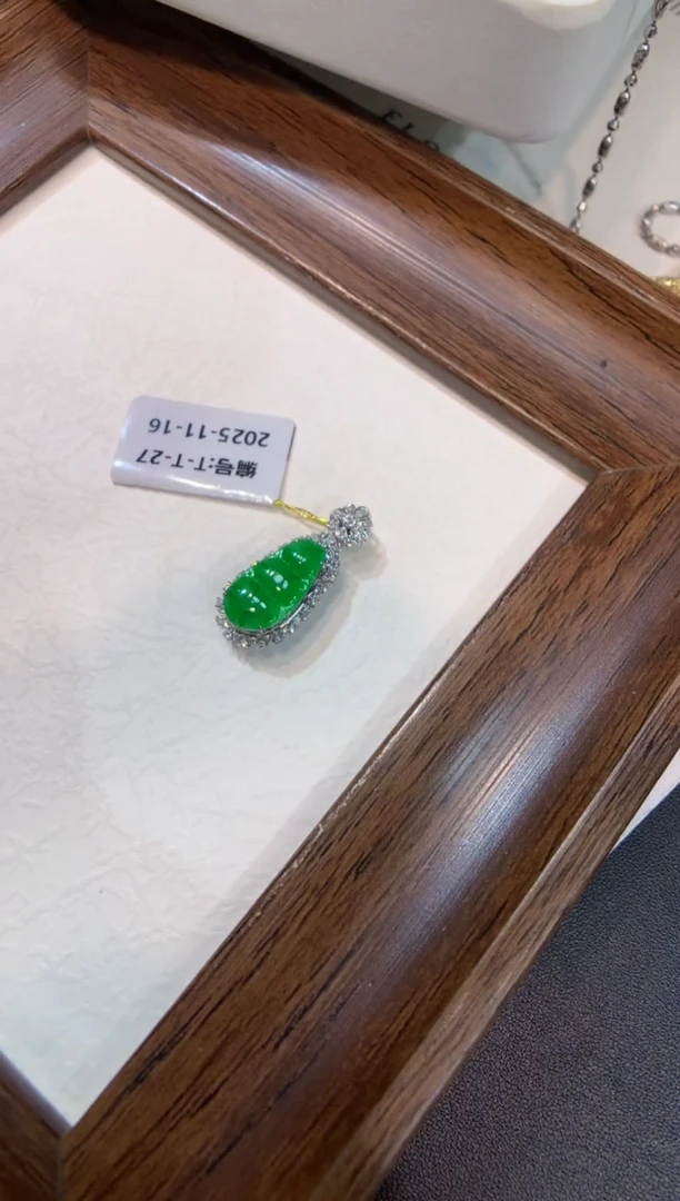 颈饰18K金镶嵌翡翠福豆