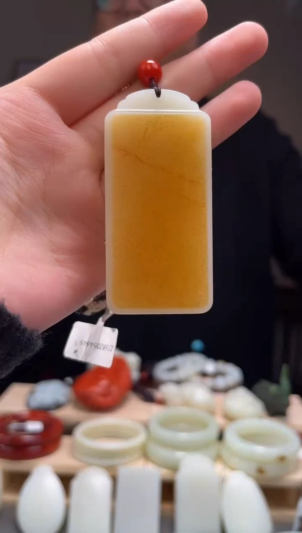 颈饰未镶嵌和田玉吊坠