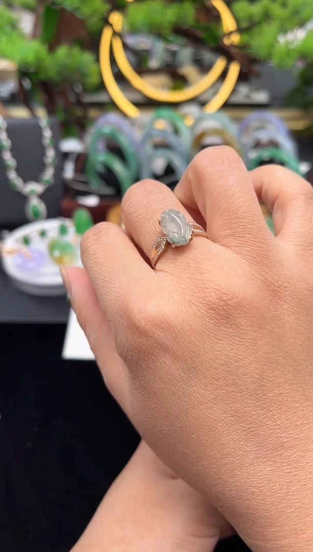 18K金镶嵌戒指翡翠戒指