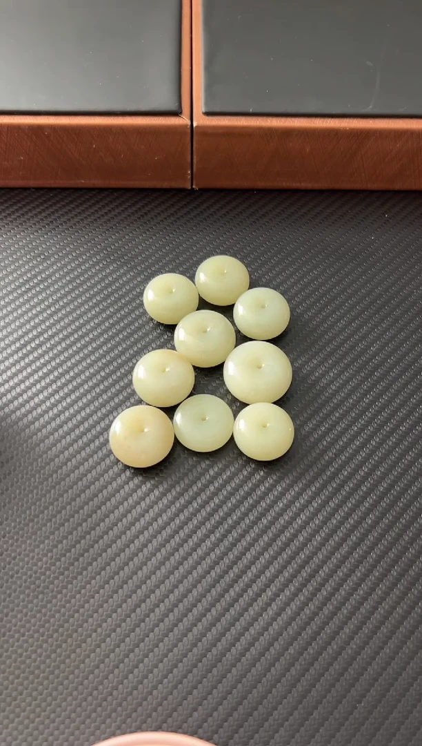 吊坠(赠链)未镶嵌和田玉且末微色差迪克兰二细多样性发货拍一发一