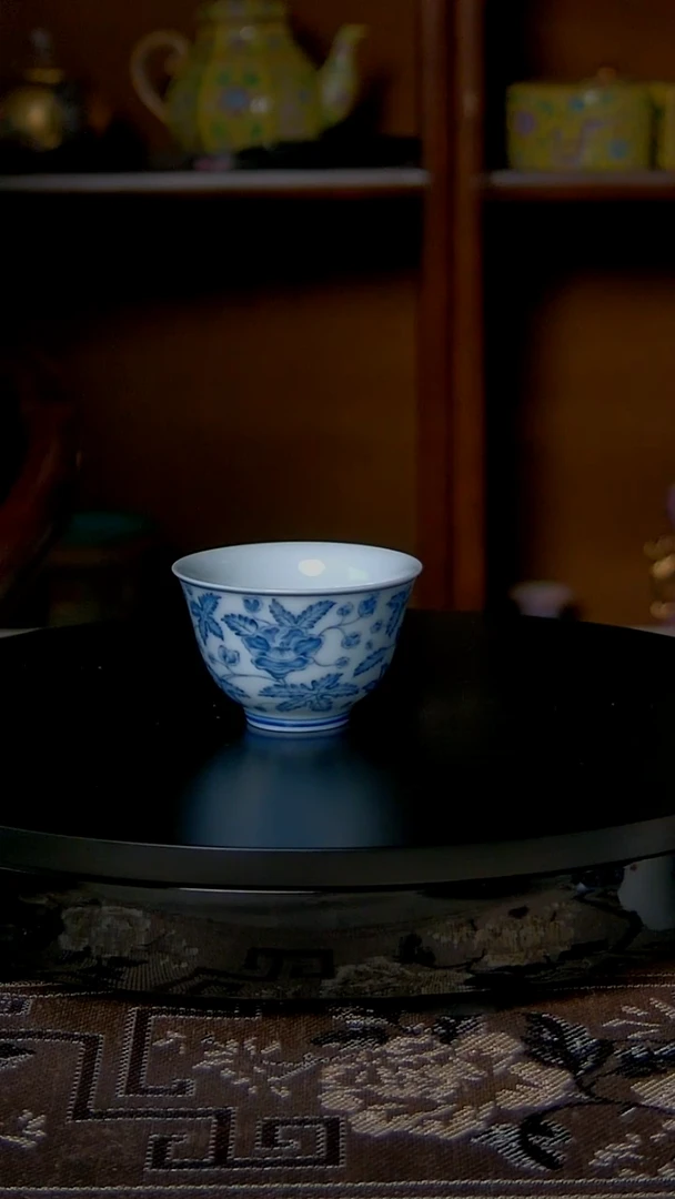 景德镇手工青花缠枝莲主人杯