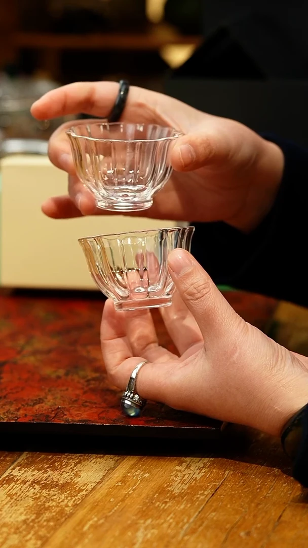 【闪购商品】手工玻璃杯2入/矮款花瓣杯/LX-02