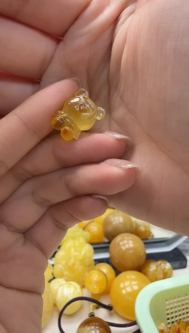 裸石琥珀未镶嵌如图