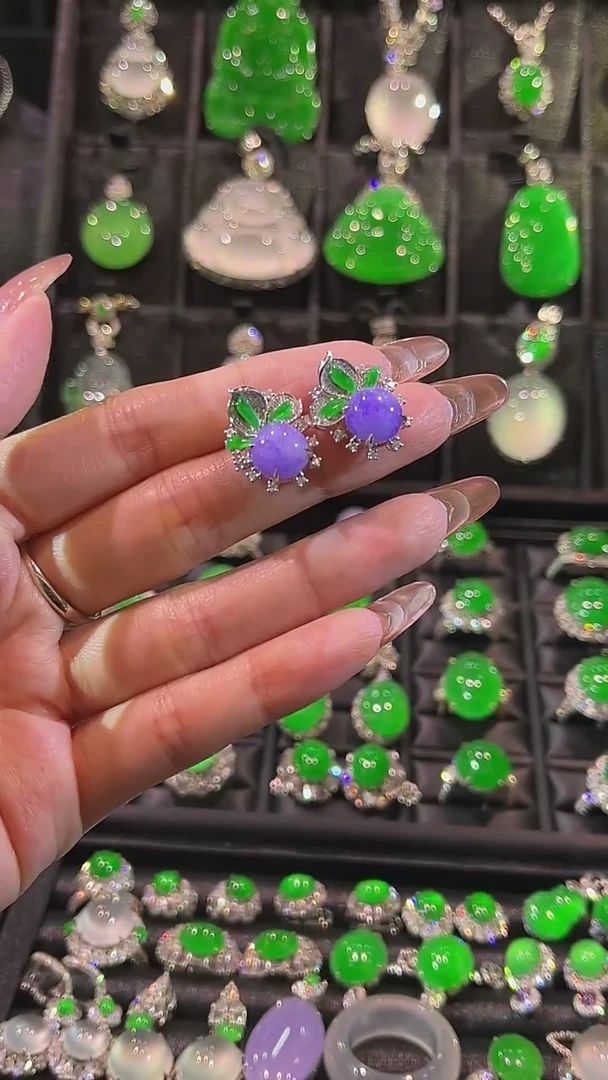 18K金镶嵌翡翠耳饰耳钉