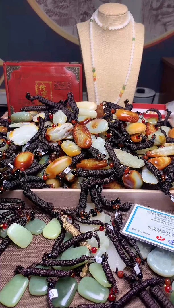 颈饰未镶嵌和田玉.