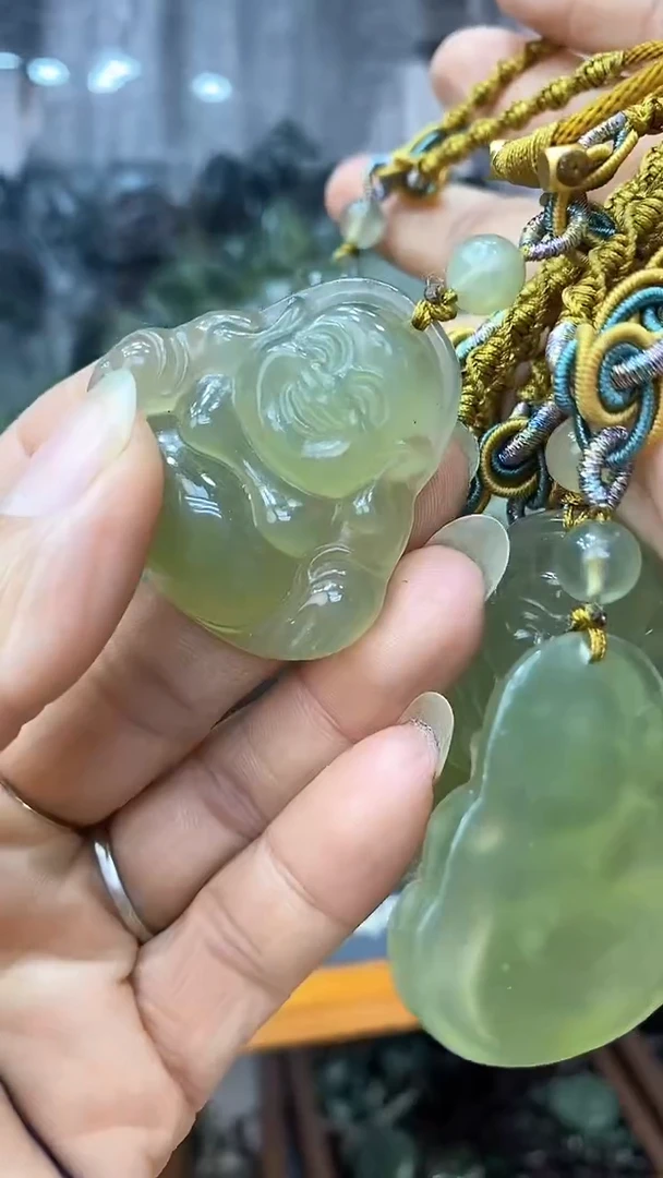 岫玉未镶嵌佛黄绳多样性发货其中之一