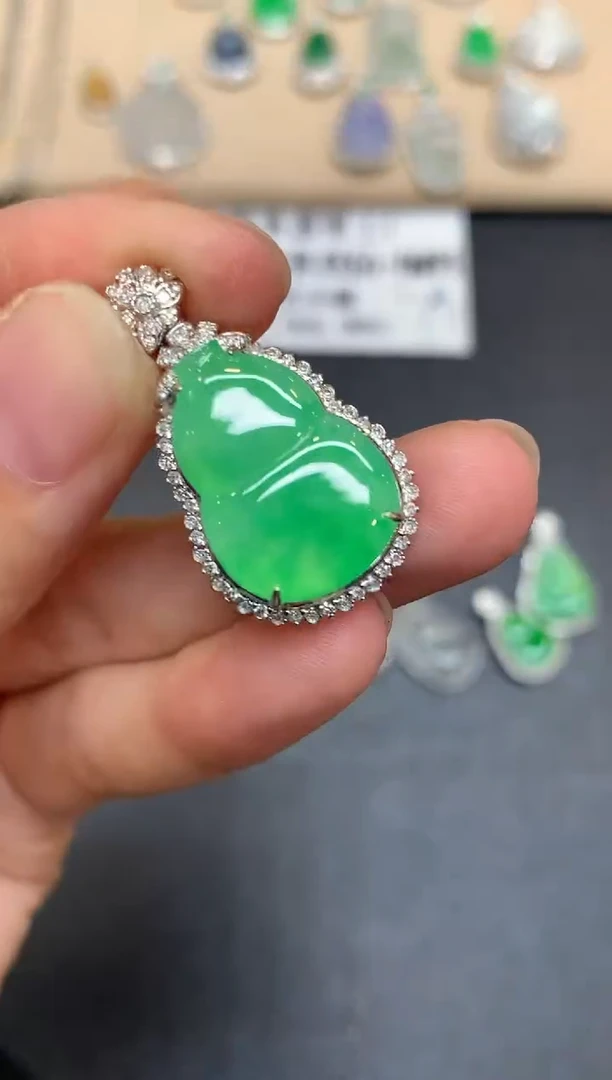 颈饰18K金镶嵌翡翠葫芦【无服务费