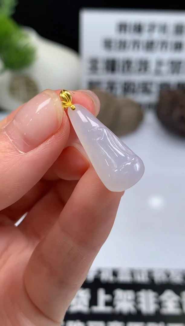 颈饰18K金镶嵌翡翠一***猫---61065