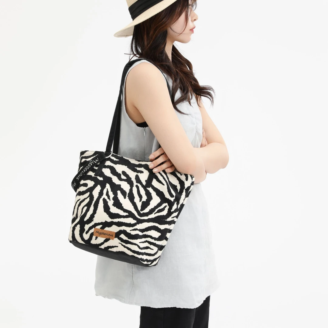 艺术鸭插画师合作款原创斑马纹单肩斜挎包女百搭手提小众通勤包包