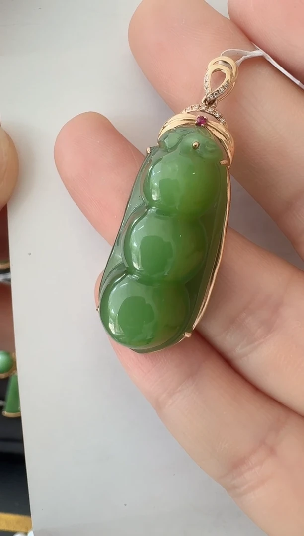 和田玉18K金镶嵌颈饰荣倩福豆吊坠