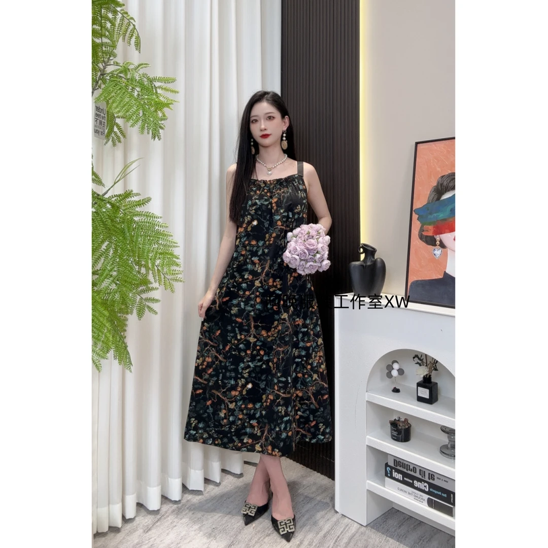 高级碎花气质夏季新款休闲显瘦女神度假露肩花色吊带无袖连衣裙女