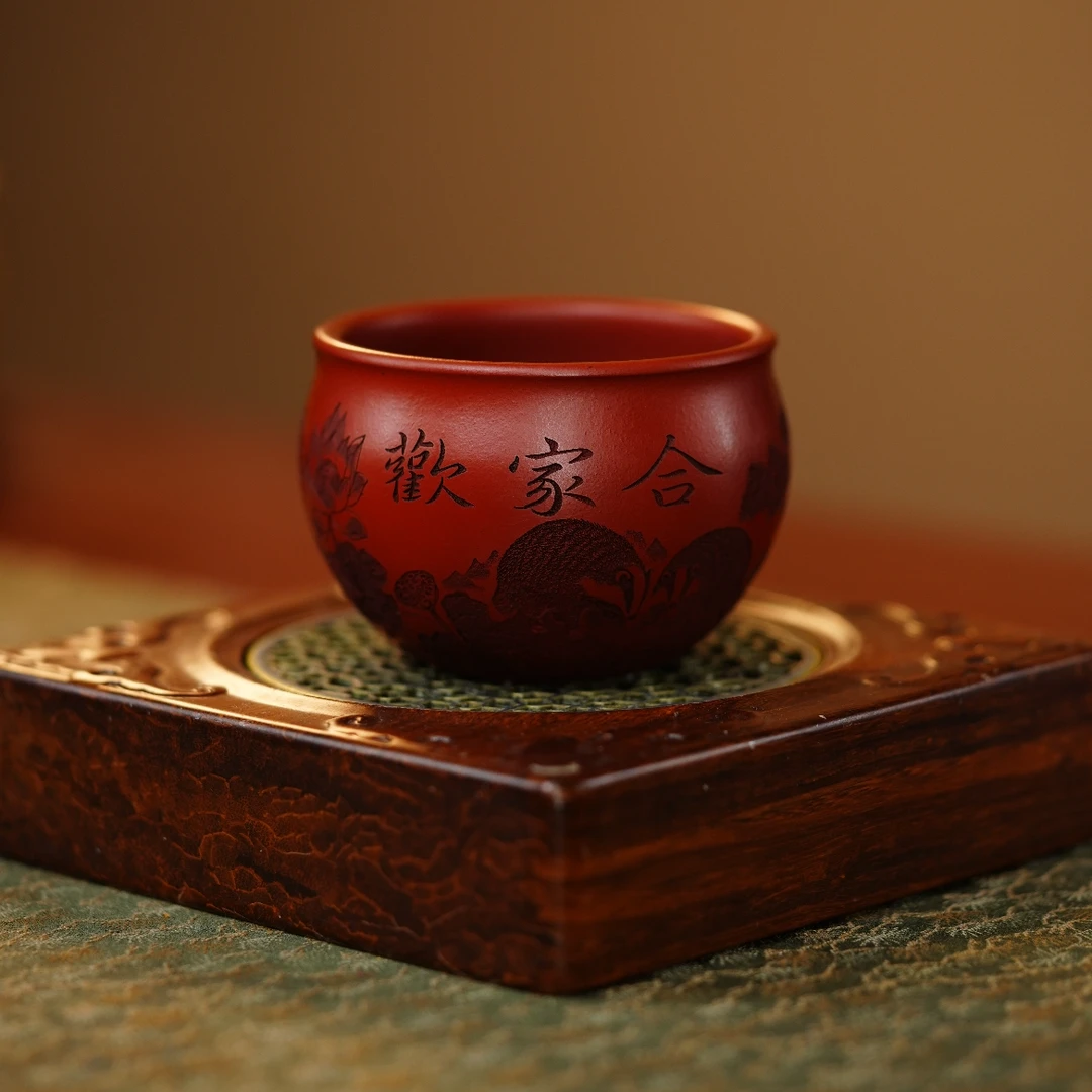 【6012合家欢】宜兴紫砂朱泥大红袍刻小浣熊合家欢紫砂主人杯