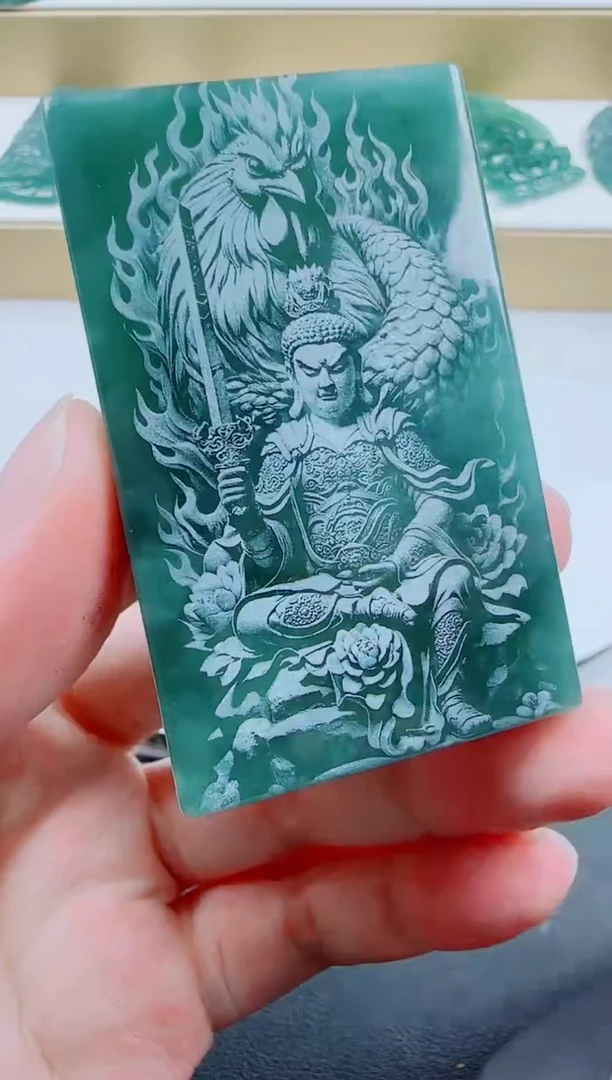 翡翠未镶嵌颈饰鸡本命佛