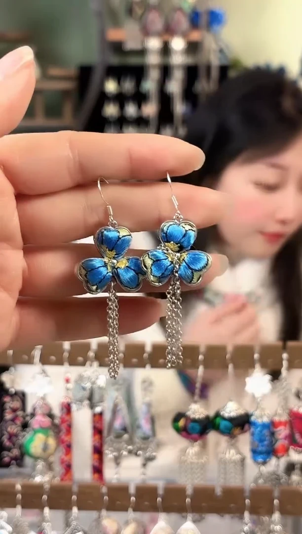 彩云南阁非遗老绣饰品671