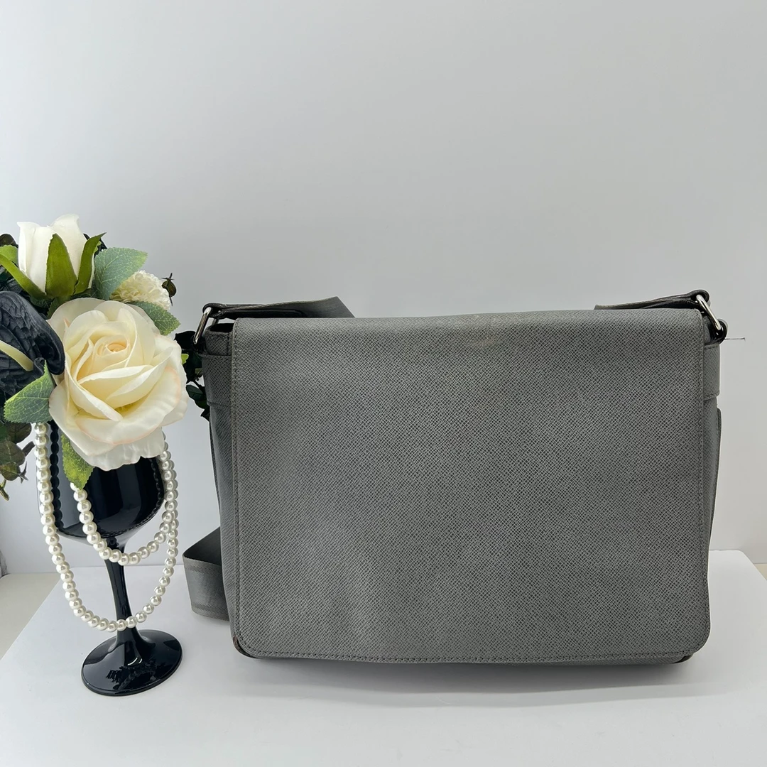 90新 LouisVuitton/路易威登 路易威登灰色十字纹翻盖单肩公文包