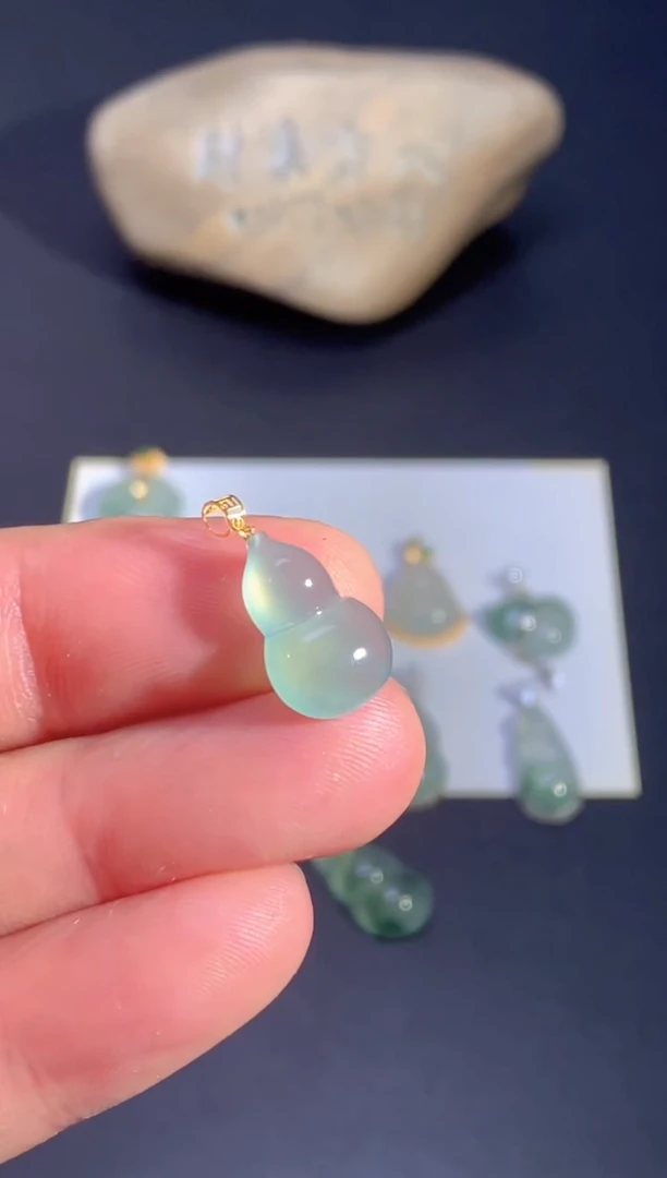 颈饰18K金镶嵌翡翠