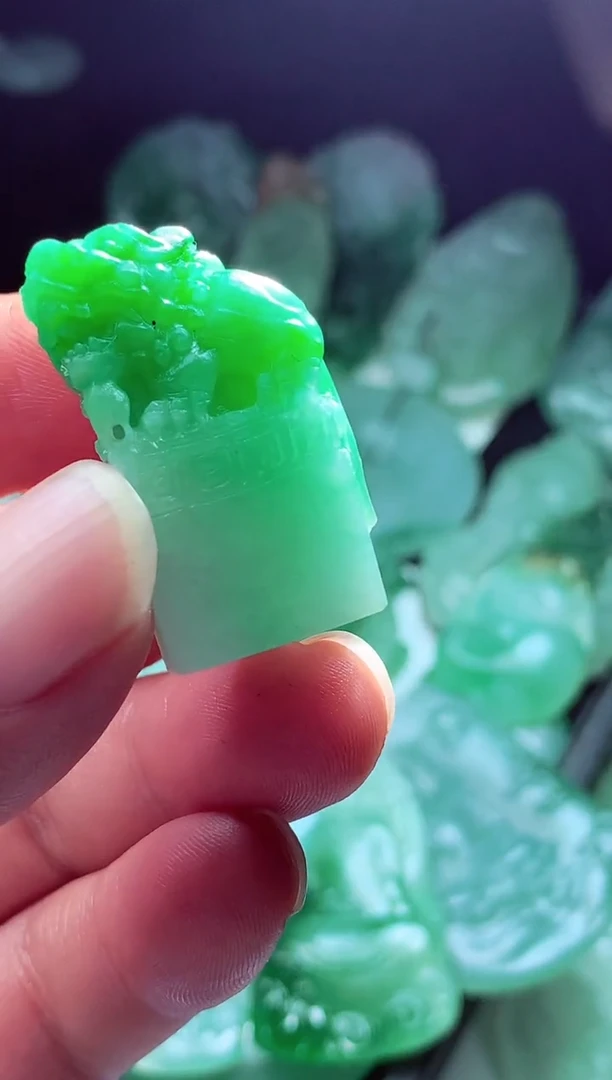未镶嵌定制翡翠流****?翡翠毛货定制