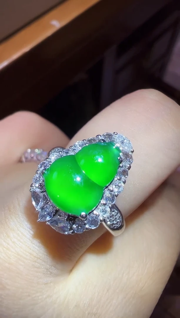 18K金镶嵌戒指翡翠葫芦